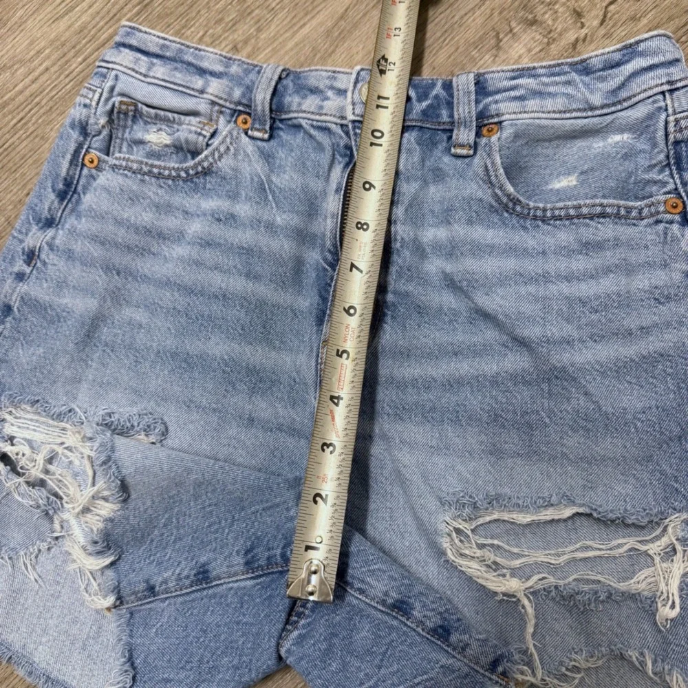 American Eagle Baggy Mom Shorts Light Wash Distressed Denim Size 6 Womens